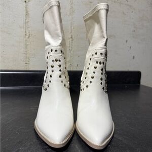 NWOB Oasis Society White Heeled Boots Western Studs Women's Size 6 Festival